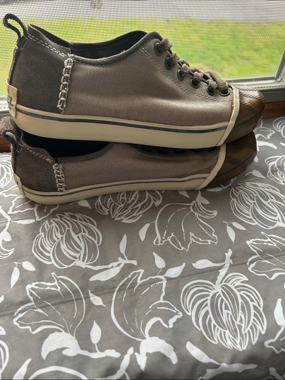 Sorel Women’s Brown Canvas Sneakers with Tan Rubber Toe and Red Insole Size 9